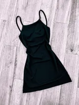 Vestido corto rojo con breteles finos y escote cuadrado.