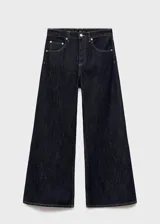 Pantalón de jean estilo wide leg de tiro medio, con diseño de cinco bolsillos, trabillas para cinturón y cierre frontal con botones.