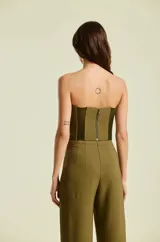 Top de mujer strapless color rojo, de corte estructurado estilo corsé con escote en corazón, confeccionado con costuras verticales que aportan definición a la silueta.