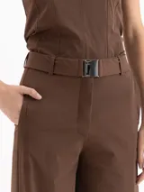 Pantalón wide leg color beige, de tiro medio-alto, con elástico en la espalda y tajos en las botamangas. Incluye cinto con hebilla del mismo tono y pinzas traseras.