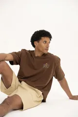 Remera verde con estampado pequeño en el pecho que dice "We all grow".