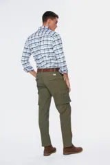 Pantalón cargo de gabardina en color verde militar, con bolsillos laterales tipo cargo con solapa y cierre de botón, y bolsillos frontales clásicos.