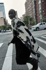 Pañuelo rectangular con estampado floral en tonos blanco y negro, con bordes definidos por líneas oscuras.