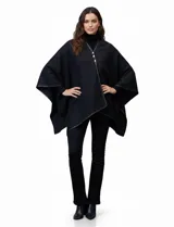 Ruana negra de tejido suave, con cierre frontal de botones metálicos y ribetes de cuero sintético en los bordes.