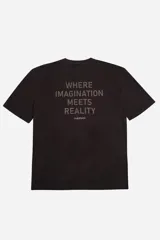 Remera negra de manga corta con corte oversize y cuello redondo. Estampa frontal con la frase "creative spark mistral" en color gris.