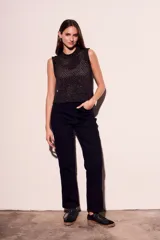 Musculosa negra de algodón con lurex, calada y de corte ajustado.