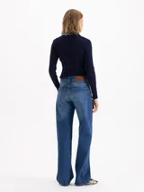 Pantalón de jean de corte recto y estilo semi wide leg con tiro medio. Confeccionado en denim con estructura y un ligero porcentaje de elasticidad para mayor comodidad.