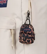 Mini mochila decorativa JanSport color negro, con bolsillo frontal y parche de la marca. Diseñada como accesorio tipo charm para colgar en bolsos o mochilas.
