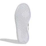 Championes Adidas Breaknet 2.0 de estilo urbano, color blanco con las icónicas tres tiras laterales y detalle en el talón en color plateado metalizado. Presentan un diseño de corte bajo con cierre de cordones y suela de goma plana.