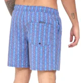 Short de baño Quiksilver modelo Daysiquard de color azul, con estampado de rayas verticales y flores. Presenta cintura elástica con cordón de ajuste, bolsillos laterales y bolsillo trasero.