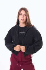 Campera corta impermeable con capucha, cierre frontal completo y puños elásticos.