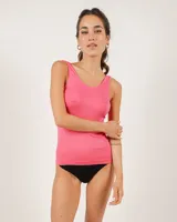 Musculosa de microfibra sin costuras, con breteles anchos y escote redondo, diseñada para un ajuste cómodo y suave al cuerpo.