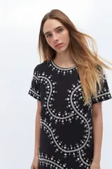 Remerón de lino y algodón color crema con bordado artesanal en hilo amarillo claro, de manga corta y corte recto.