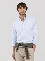 Camisa de hombre con diseño de rayas estilo Oxford, corte Regular Fit, cuello buttondown y cierre frontal con botones. Cuenta con mangas largas y logo bordado en el pecho.