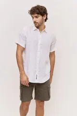 Bermuda cargo de gabardina color beige, con bolsillos laterales con solapa y cordón ajustable en la cintura.