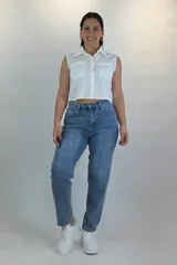 Jean mom fit de tiro alto y lavado intermedio, de corte recto y suelto en las piernas.