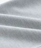 Pantalón de sastrería corte skinny, color gris claro, con trabillas en la cintura, cierre de botón y cremallera, y bolsillos laterales. Confeccionado con tecnología performance que ofrece secado rápido y resistencia a las arrugas.