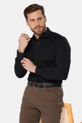 Camisa de vestir de manga larga, color negro, con cuello clásico y cierre frontal de botones.