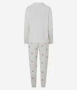 Pijama largo compuesto por dos piezas de tejido fleece suave. La blusa es de cuello redondo y manga larga, con un pequeño bordado de cereza en el pecho. El pantalón cuenta con cintura elástica y un estampado integral de cerezas.