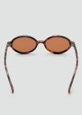 Lentes de sol con montura ovalada de pasta con estampado carey y cristales marrones.