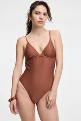 Malla enteriza color marrón con textura, escote en V y breteles finos.