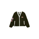 Cardigan de borreguito verde militar con ribetes blancos, escote en V y cierre frontal de botones a presión. Presenta bolsillos laterales ribetados en blanco y diversos parches bordados en el pecho y las mangas.