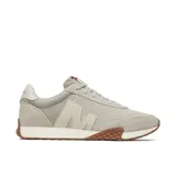 Championes Merrell Sprint Anthem Ltr para hombre, de estilo retro inspirados en el running de los años 70. Confeccionados en una combinación de gamuza y malla transpirable en tonos gris y beige, con la característica letra "M" en el lateral. Suela exterior de goma con detalle envolvente en la puntera y el talón.