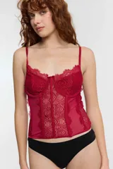 Corset rojo de encaje con breteles finos.