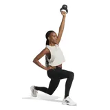 Musculosa deportiva Adidas color crema, corte crop, con logo estampado en el pecho.