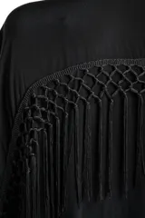 Kimono negro de mangas 3/4 con detalle de flecos en los hombros.