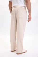 Pantalón casual de corte recto y diseño clásico, confeccionado con mezcla de lino en color beige, con bolsillos laterales y trabillas para cinturón.