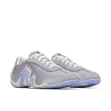 Championes de perfil bajo Merrell Relay Fly Vent, color lila con detalles en blanco y suela de caucho texturizada. Combinan empeine de ante y malla transpirable, con cierre de cordones tradicional.