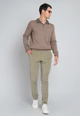 Pantalón de pana azul marino, de corte recto, con bolsillos laterales y traseros.