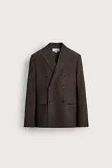Blazer cruzada regular fit para hombre, confeccionada en tejido con mezcla de lana y algodón, de color marrón. Cuenta con solapas de pico, manga larga con puños abotonados, bolsillos de vivo en el pecho y de solapa en la cadera, y cierre frontal de doble botonadura.