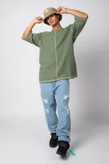 Remera manga corta color lila con costuras blancas a la vista.