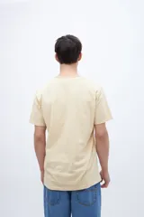 Remera de manga corta color blanco, con cuello redondo y corte holgado.