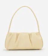 Cartera tipo baguette marca Satinato, confeccionada en PU color beige, con diseño estructurado, detalles fruncidos laterales y asa fija para el hombro.