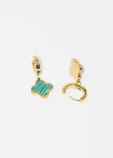 Par de aros dorados con forma de aro y dije colgante de trébol azul.
