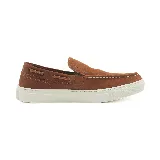 Zapato marrón de cuero con cordones laterales y suela blanca.