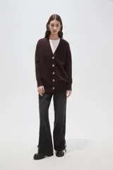 Saco cárdigan de viscosa color marrón, con cuello en V, cierre frontal de botones y diseño holgado de manga larga.