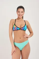 Conjunto de bikini estampado en tonos azules y verdes, con ribete amarillo. El corpiño es de corte triangular con tirantes cruzados en la espalda, y la bombacha es tipo tanga.