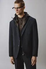 Pantalón de traje regular fit negro, confeccionado en tejido técnico transpirable Non Iron, con bolsillos frontales, bolsillos traseros de vivo y cierre frontal con cremallera y botón.