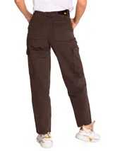 Pantalon cargo de corte recto en color marrón oscuro, con cierre de cremallera y botón, bolsillos laterales profundos, bolsillos cargo en los muslos y bolsillos de parche traseros.