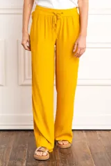 Pantalón palazzo amarillo mostaza de viscosa con cintura elástica y cordón ajustable.