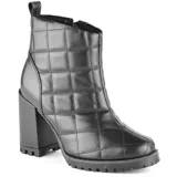 Botín de cuero sintético color rosa pálido con diseño acolchado y cierre lateral. Tiene taco cuadrado y suela track.