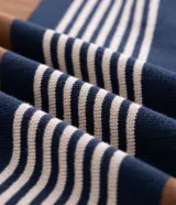 Suéter de punto Marfinno con cuello redondo y mangas largas. Presenta un diseño de rayas horizontales en tonos marrones y beige sobre una base de color marrón oscuro.
