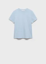 Camiseta celeste de corte recto, con cuello redondo y mangas cortas, confeccionada en tejido de algodón de gramaje medio.