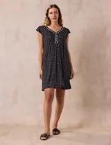 Camisón corto azul marino con estampado floral celeste, escote en V con puntilla blanca y botones.