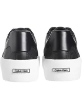 Zapatillas urbanas Calvin Klein de cuero sintético negro con estampado de monograma texturizado, detalles en gamuza y suela de plataforma blanca.
