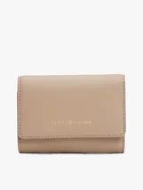Billetera Tommy Hilfiger plegable en tres partes, color beige, con logo metalizado dorado en el frente y cierre a presión. Cuenta con compartimento para billetes y múltiples ranuras para tarjetas.